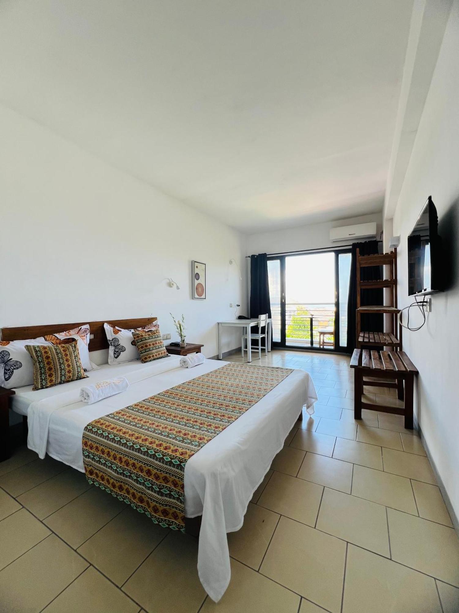 Hotel Ambatoloaka Nosy Be Exterior photo